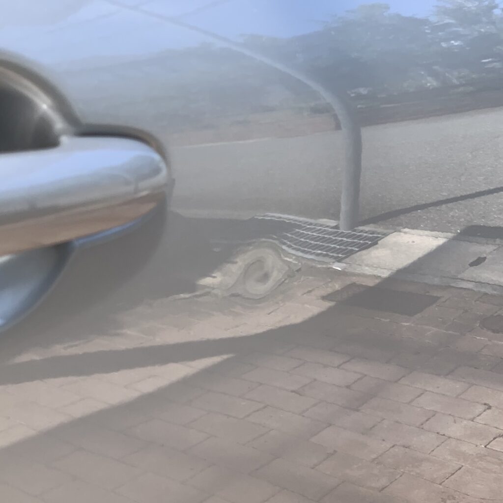 お客様から送られた凹みの画像（凹みの始点終点がわかりません）