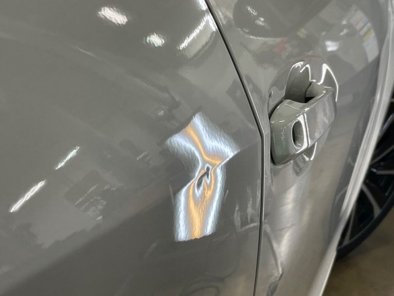 神戸市のレヴォーグをデントリペアで修理前