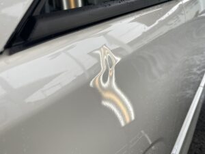 太子町の日産セレナのフロントフェンダーをデントリペアで修理前