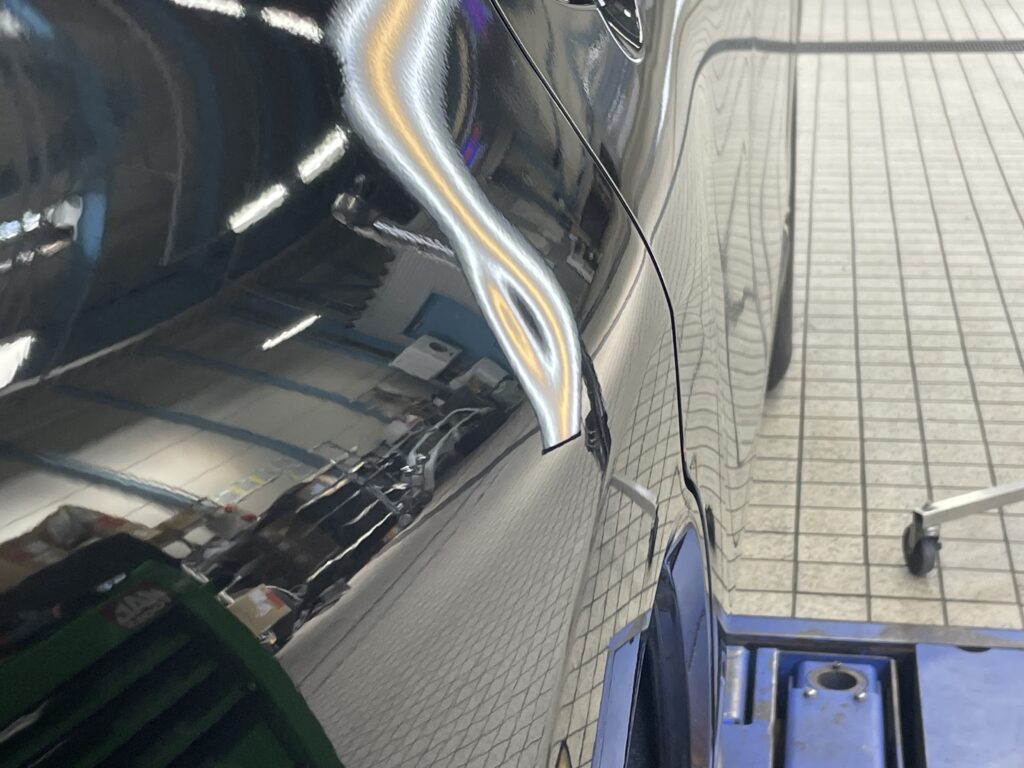神戸市のハリアーのフェンダーをデントリペアで修理前
