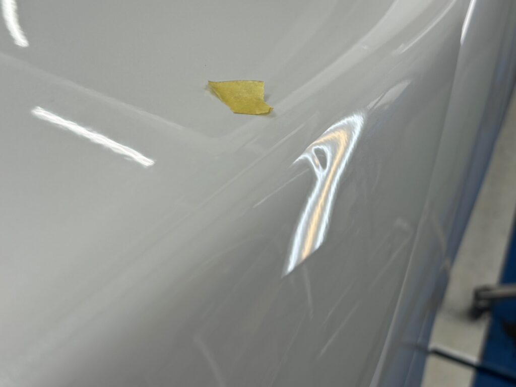 明石市のNワゴンのボンネットをデントリペアで修理前