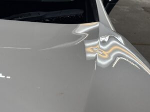 姫路市のレクサスNX350hのボンネットをデントリペアで修理前