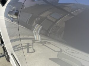 明石市のクラウンのリアドアをデントリペアで修理前