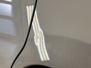 芦屋市のアルファードの左リアフェンダーをデントリペアで修理前