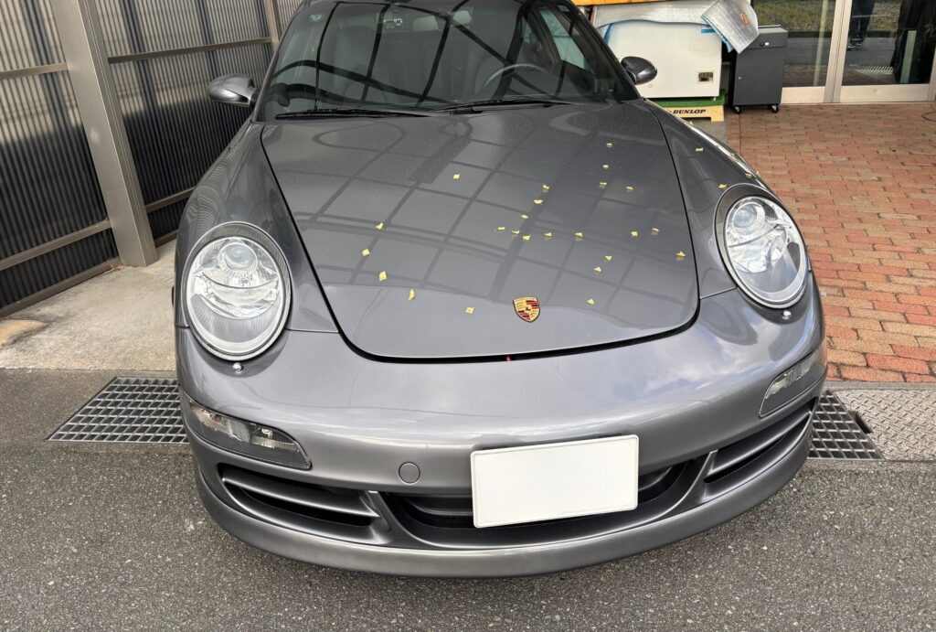 雹害車ポルシェ　カレラS 凹み50個正面写真