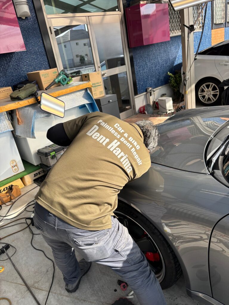 雹害車ポルシェ　カレラS 凹み修理中