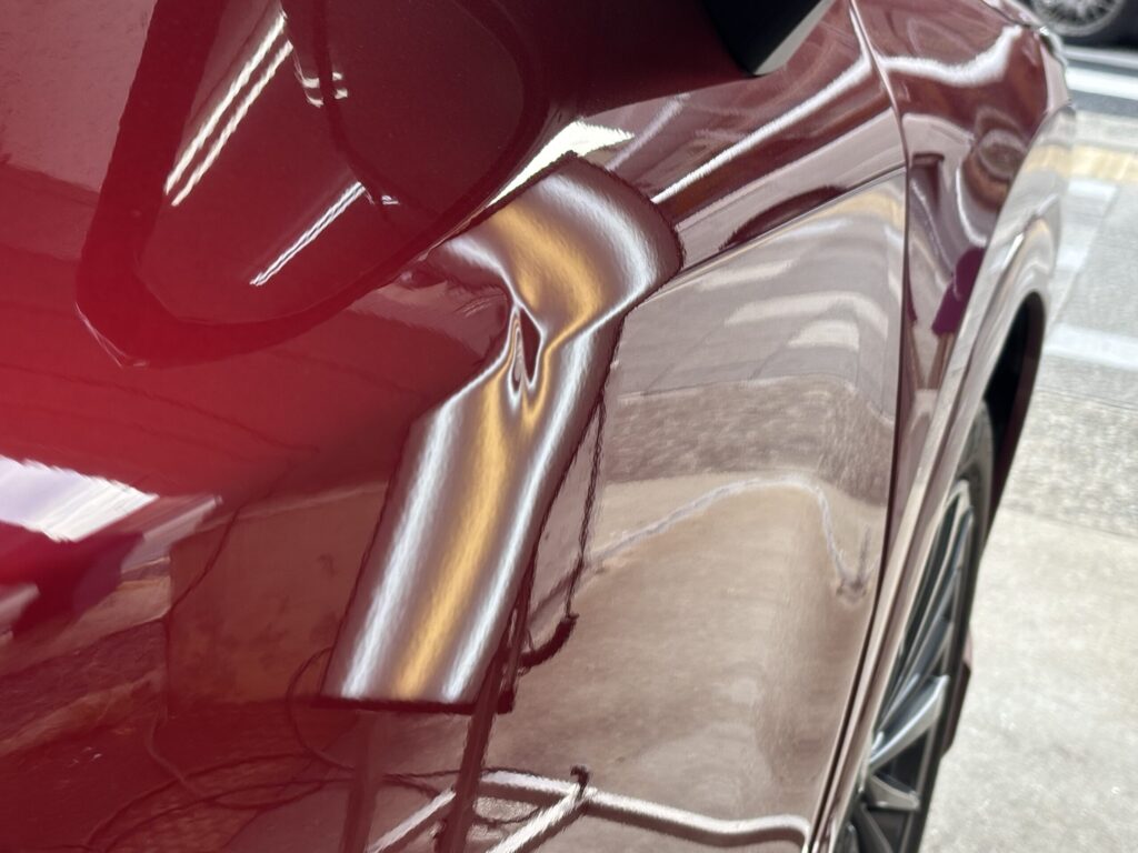 神戸市のレクサスのリアドアをデントリペアで修理前