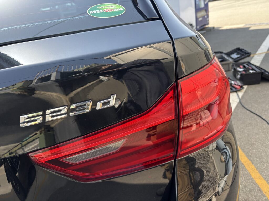 姫路市の523dのフロントフェンダーをデントリペアで修理