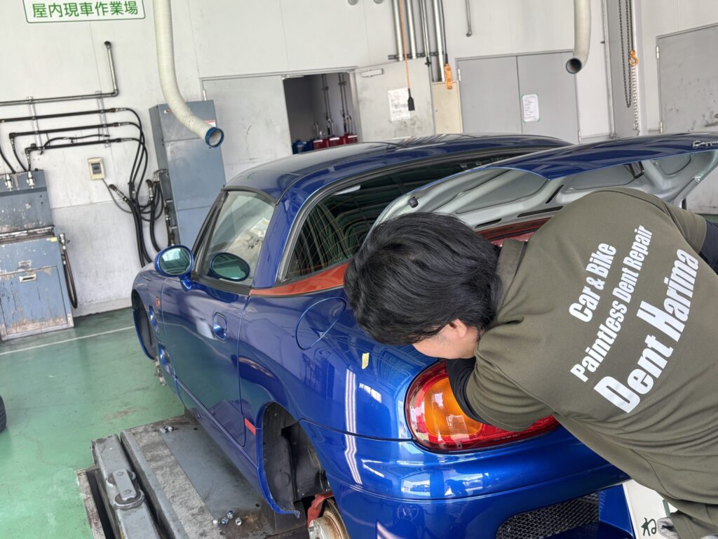スズキカプチーノのリアフェンダーをデントリペアで凹み修理作業中